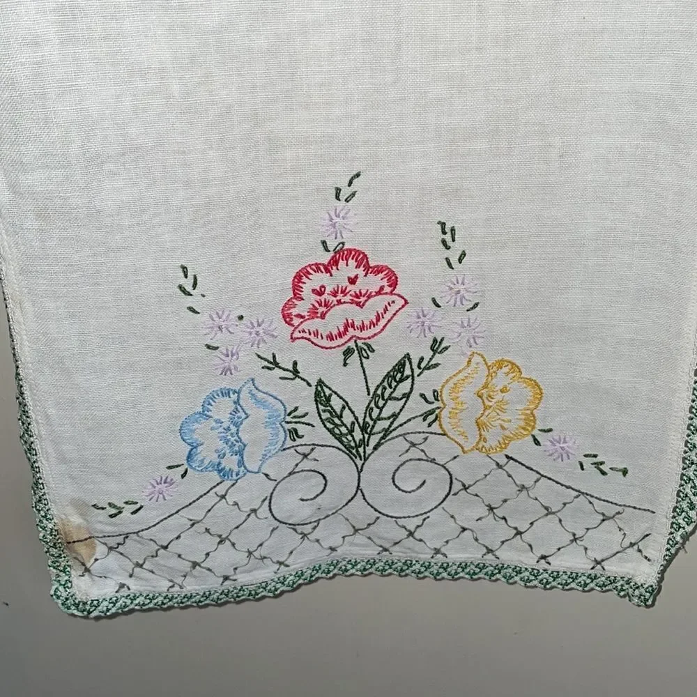 Vintage white table runner with floral embroidery &‎ crochet edges